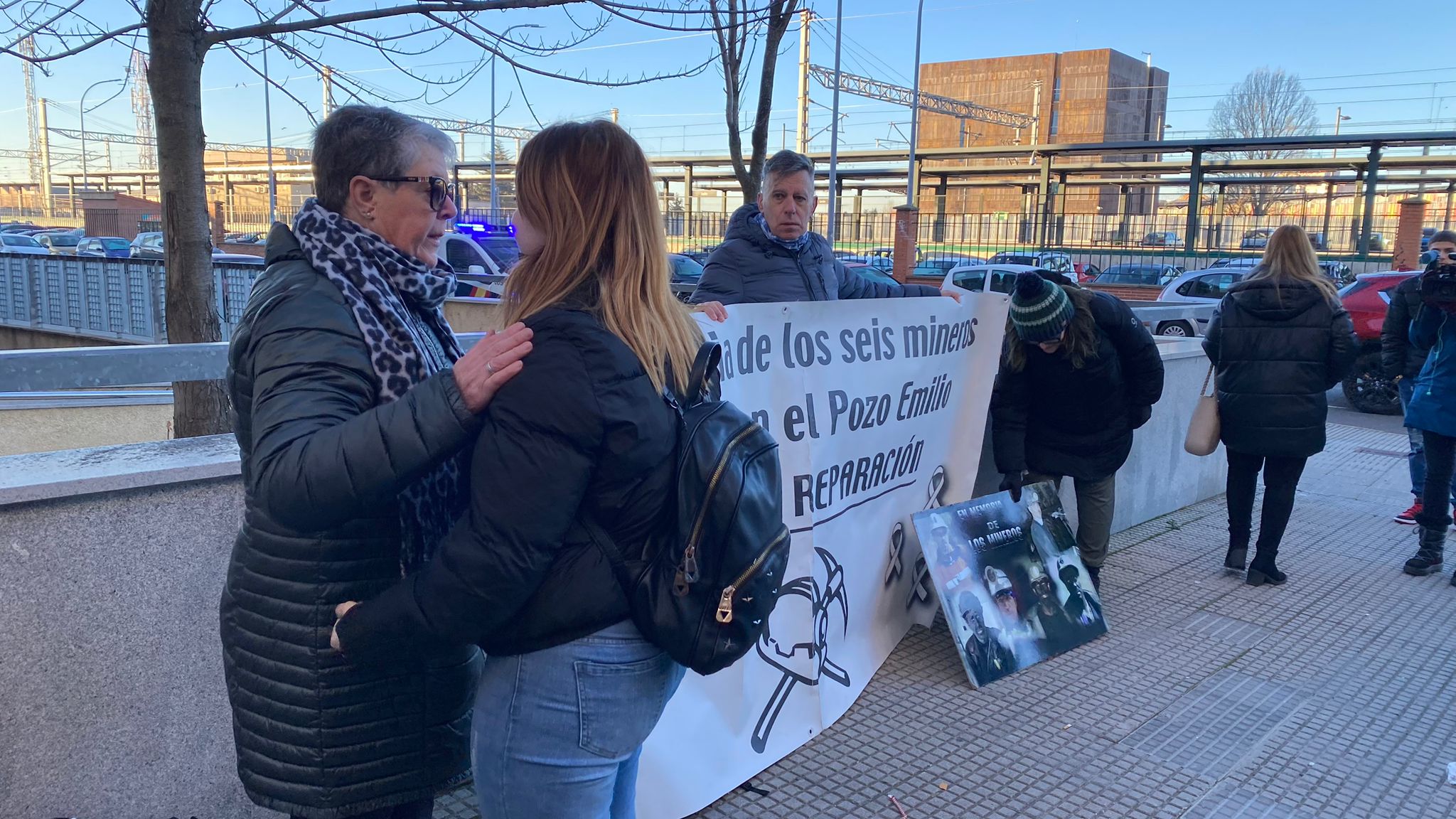 Rosas rojas, las fotos de los seis mineros fallecidos en aquel accidente ocurrido casi una década atrás, doro entremezclado con rabia, lágrimas y un sentimiento de angustia del que hoy es imposible separarse. Las familias de los 'seis de Tabliza' (José Antonio Blanco, Manuel Antonio Moure, Orlando González, Juan Carlos Pérez, José Luis Arias y Roberto Álvarez) han visto hoy como su particular calvario ha llegado a juicio.