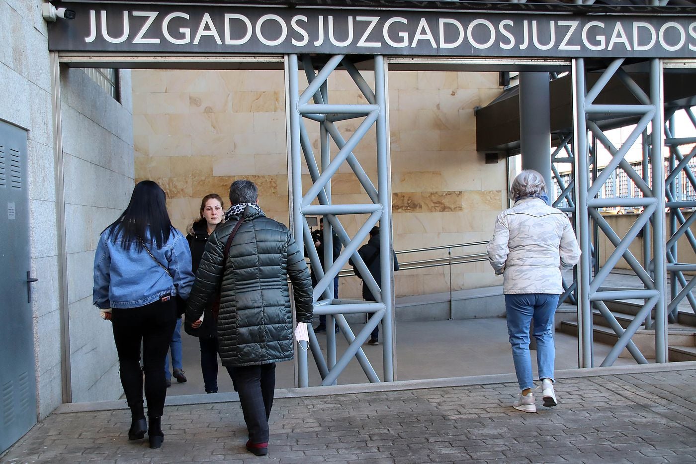 Rosas rojas, las fotos de los seis mineros fallecidos en aquel accidente ocurrido casi una década atrás, doro entremezclado con rabia, lágrimas y un sentimiento de angustia del que hoy es imposible separarse. Las familias de los 'seis de Tabliza' (José Antonio Blanco, Manuel Antonio Moure, Orlando González, Juan Carlos Pérez, José Luis Arias y Roberto Álvarez) han visto hoy como su particular calvario ha llegado a juicio.