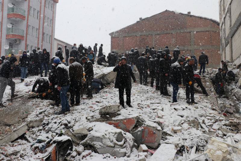 El terremoto de este lunes 6 de febrero es el más duro en Turquía en lo que va de siglo. El último gran terremoto ocurrió el 17 de agosto de 1999 en Izmit, en la región noroccidental de Anatolia, con una magnitud de 7,6. Entonces murieron más de 17.000 personas.