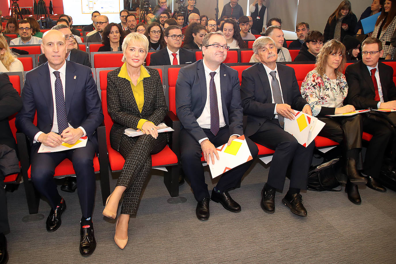 La secretaria de Estado de Digitalización e Inteligencia Artificial, Carme Artigas, con el alcalde de León, José Antono Díez; el director del INCIBE, Félix Antonio Barrio; el rector de la ULE, Juan Francisco García Marín y el subdelegado del Gobierno, Faustino Sánchez.