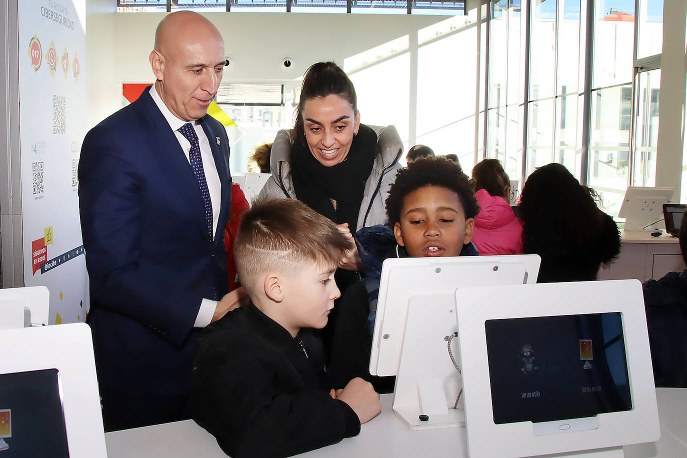 La secretaria de Estado de Digitalización e Inteligencia Artificial, Carme Artigas, con el alcalde de León, José Antono Díez; el director del INCIBE, Félix Antonio Barrio; el rector de la ULE, Juan Francisco García Marín y el subdelegado del Gobierno, Faustino Sánchez.