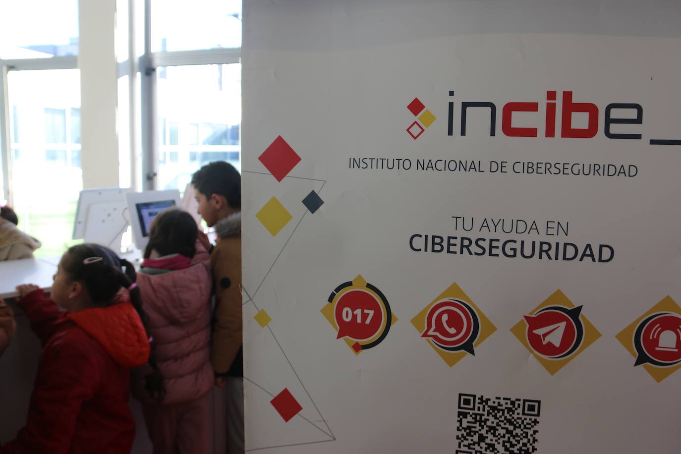 León celebra en el Incibe el XX Día de la Internet Segura con un convenio entre Universidad y Secretaría de Estado en Ciberseguridad para poner en marcha un CyberCamp y ayudar a colectivos vulnerables y personas mayores en el manejo de internet | 6.000 colegios de toda España participan en talleres para difundir el trabajo del 017 | Uno de cada tres usuarios de internet es menor.