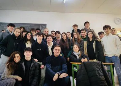 Imagen secundaria 1 - Fotos con los alumnos del centro.