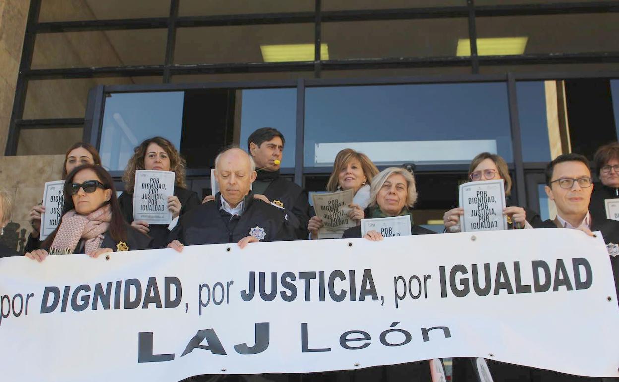 Imagen de una de las últimas concentraciones realizadas por los LAJ a las puertas de los Juzgados de León. 