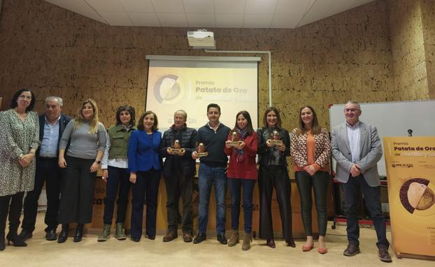 Los ganadores del concurso, autoridades y organizadores durante la entrega de premios. 