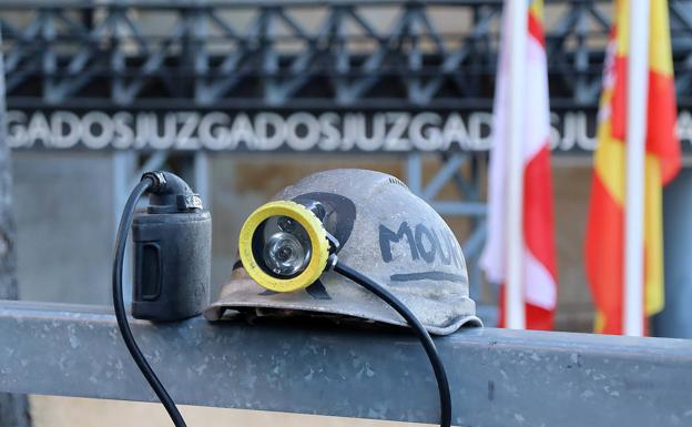 Imagen. El casco de uno de los mineros fallecidos a las puertas de los Juzgados de León. 