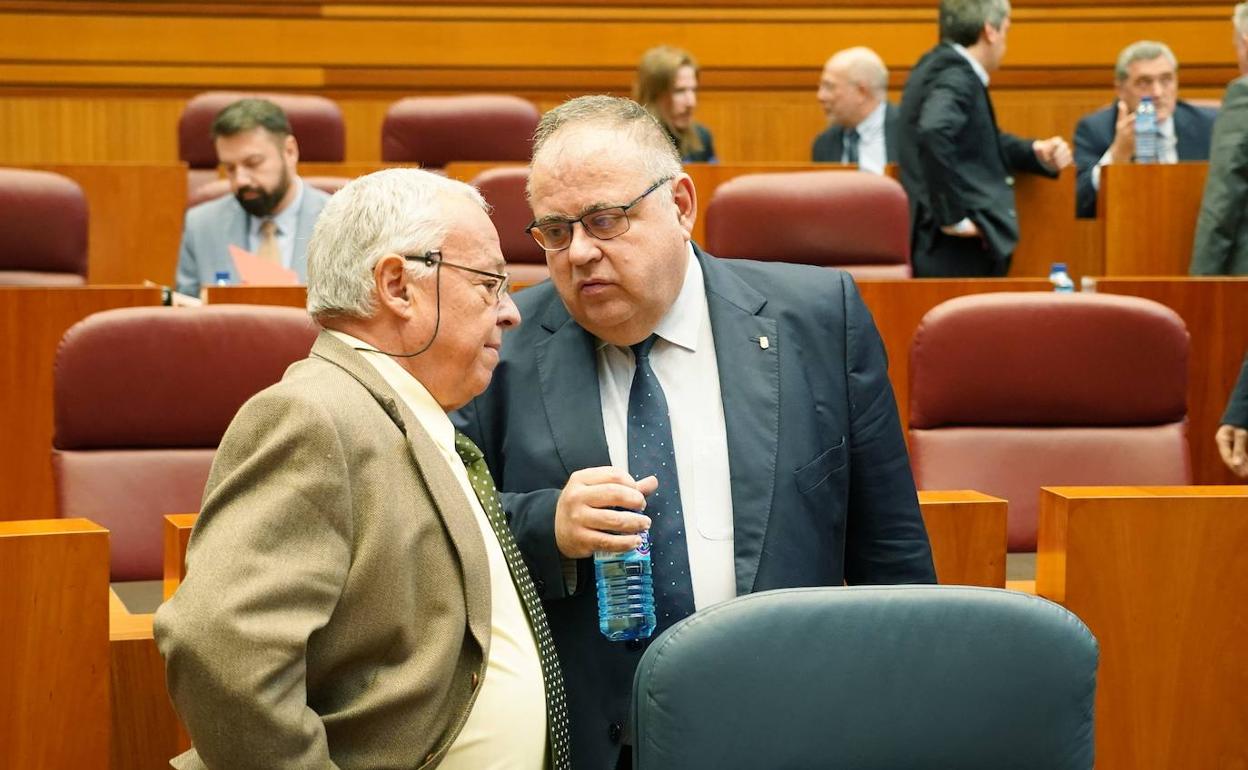 El consejero de Cultura, Gonzalo Santonja, conversa con el de Sanidad, Alejandro Vázquez, en el pleno de las Cortes.