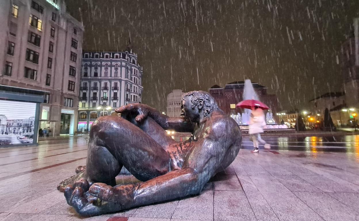 La nieve ha vuelto a la capital de León en la tarde noche de este martes. 