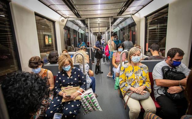 La mascarilla dejará de ser obligatoria en el transporte público.