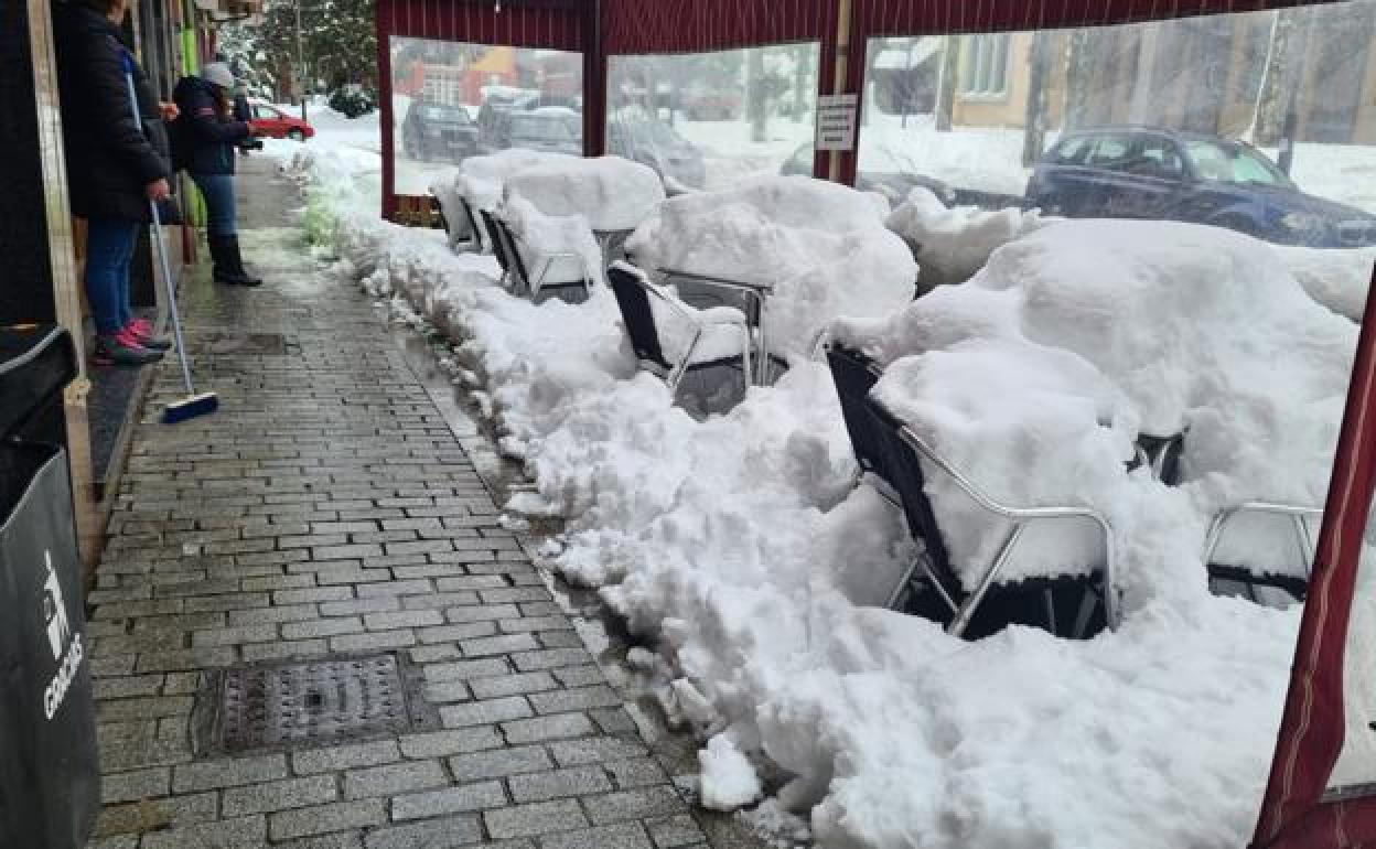 Una terraza de Villablino con una gran cantidad de nieve en el pasado mes de enero.