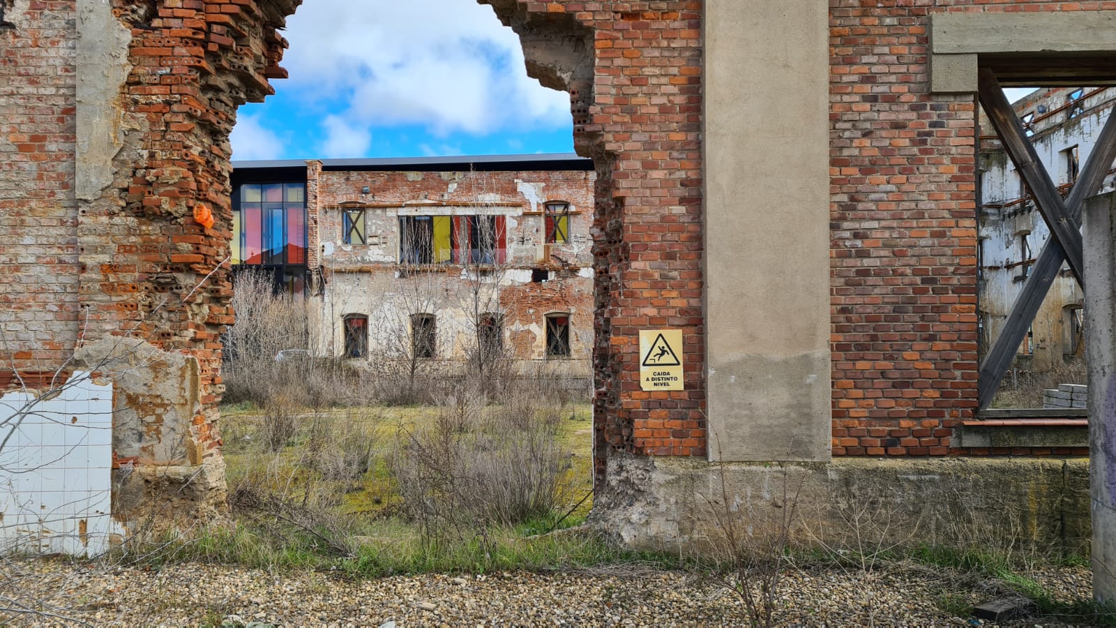 La apertura del proceso de adjudicación de la envolvente del edificio de la azucarera sigue sin fecha tras un año de retraso en el anuncio municipal.