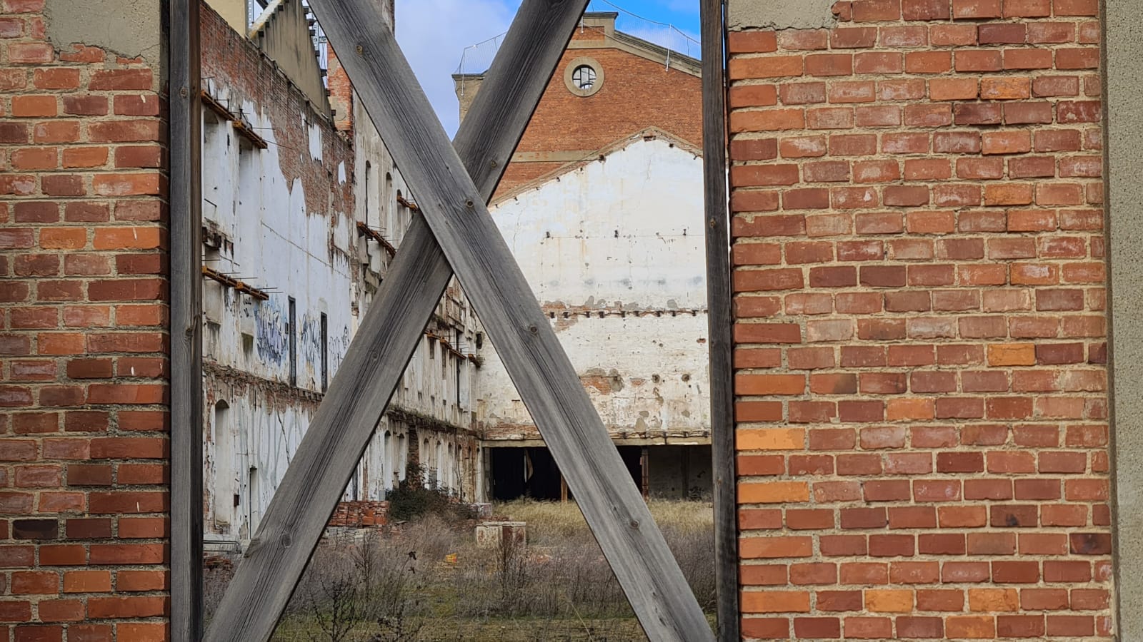 La apertura del proceso de adjudicación de la envolvente del edificio de la azucarera sigue sin fecha tras un año de retraso en el anuncio municipal.