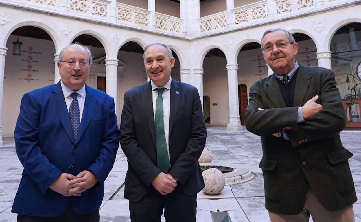 El presidente del Consejo Económico y Social (CES), Enrique Cabero; el rector de la Universidad de Valladolid, Antonio Largo; y el catedrático de Economía Aplicada de la UVa, José Luis Rojo, inauguran el seminario 'Situación Económica y Social de Castilla y León: Agricultura, Ganadería y Medio Ambiente'.