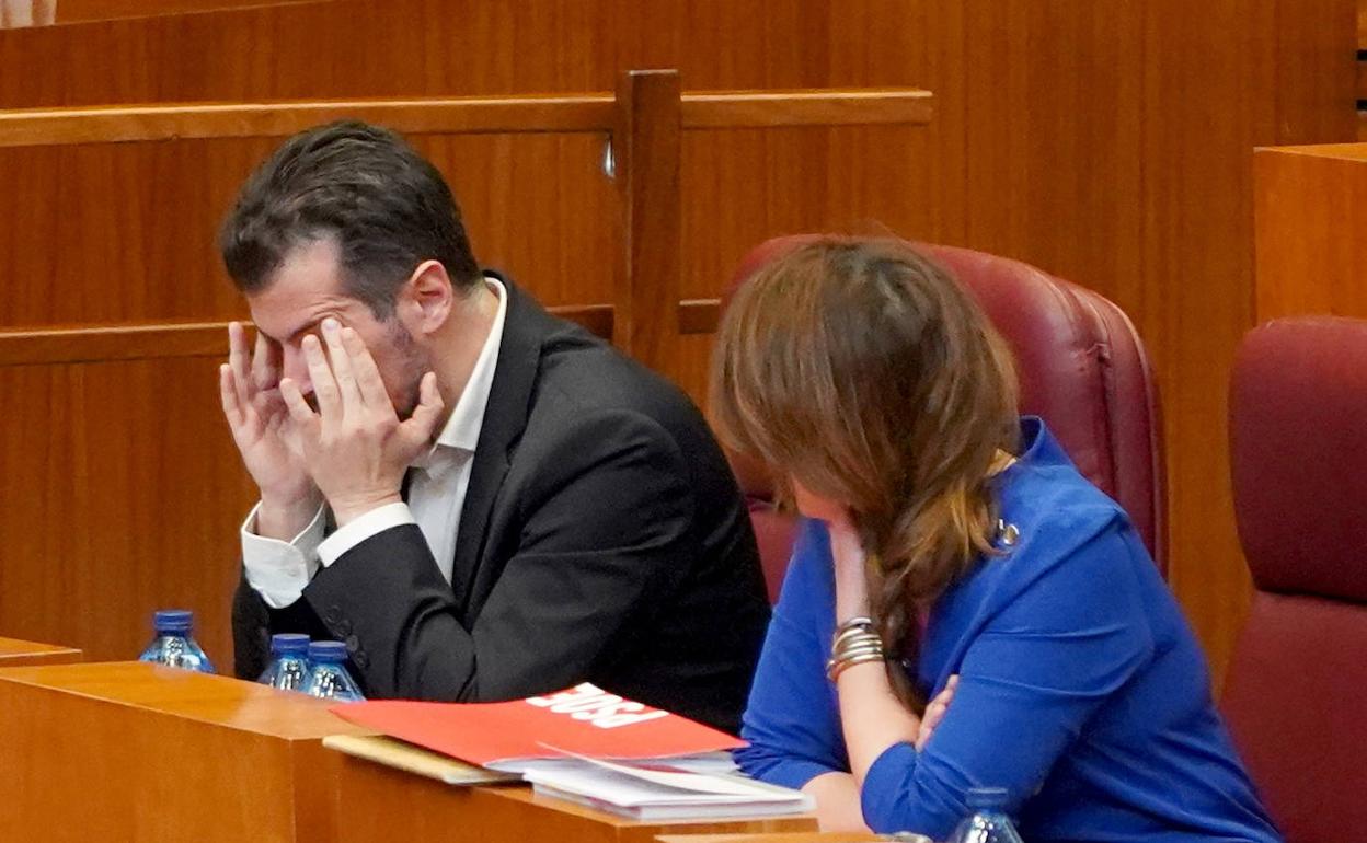 El posrtavoz del grupo socialista, Luis Tudanca y la procuradora Patricia Gómez durante la segunda sesión del pleno de las Cortes de Castilla y León