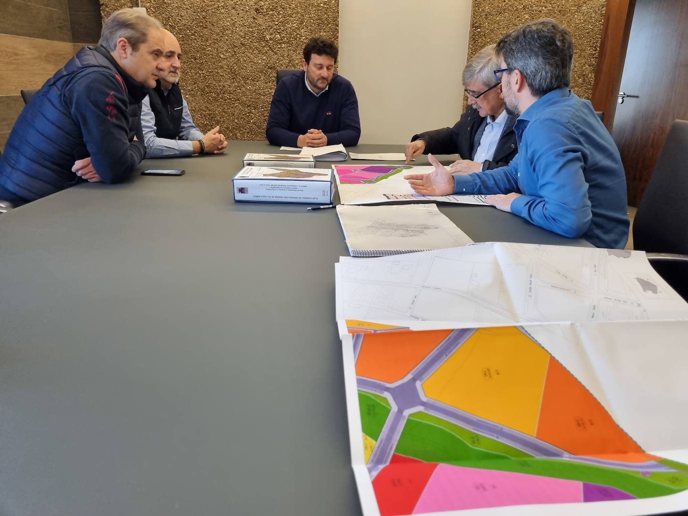 El alcalde del municipio y el rector mantienen un encuentro para estudiar la posible cesión de terrenos anexos a la ronda para instalar en ellos una hipotética facultad de Medicina.