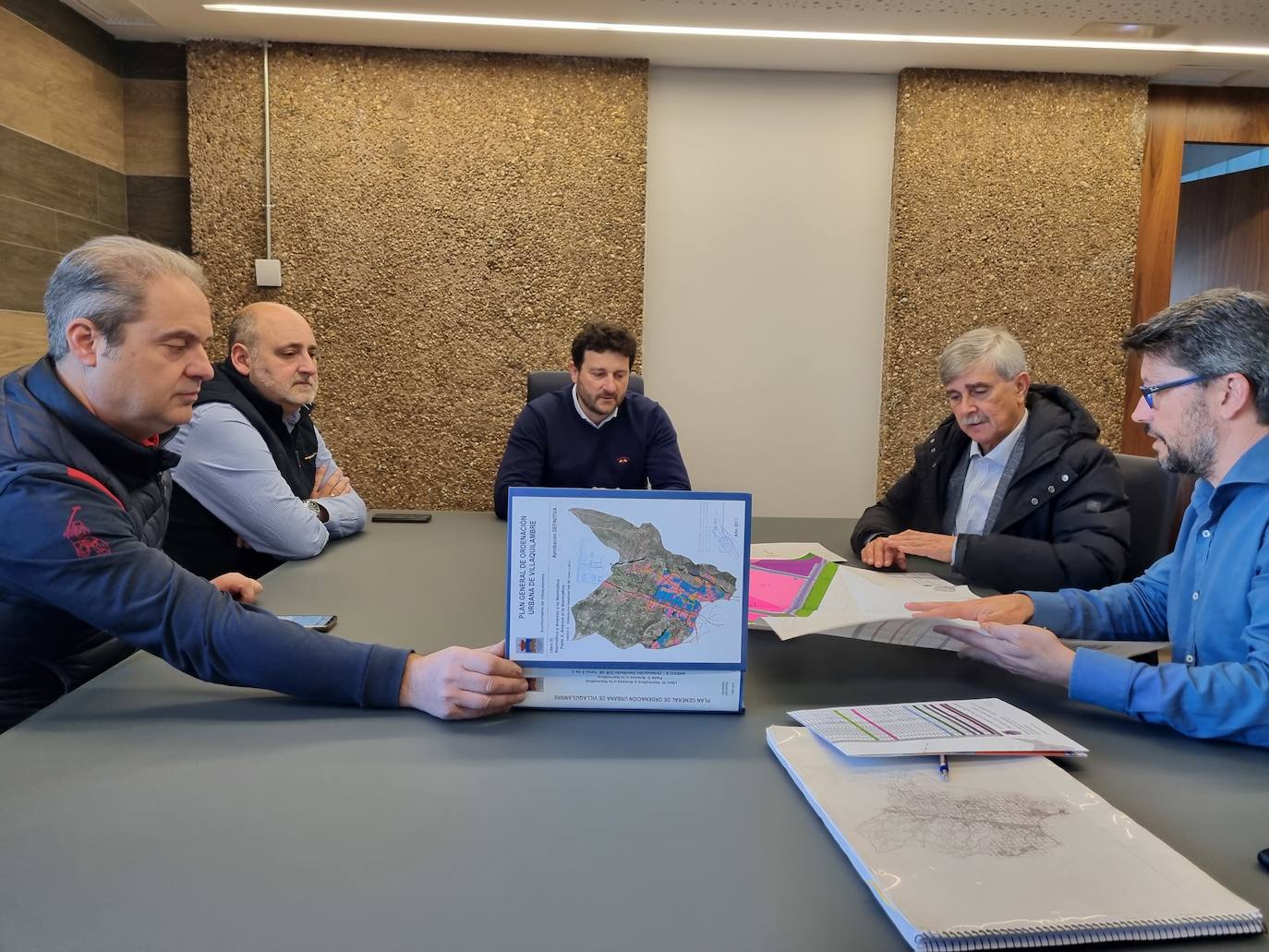 El alcalde del municipio y el rector mantienen un encuentro para estudiar la posible cesión de terrenos anexos a la ronda para instalar en ellos una hipotética facultad de Medicina.