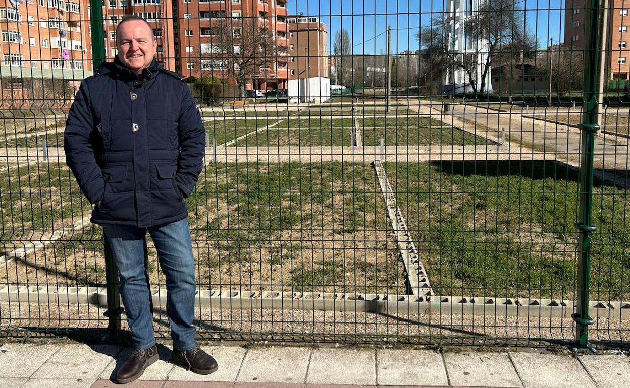 El concejal de Cs en San Andrés, Rafael Sánchez, visita los huertos urbanos del municipio.