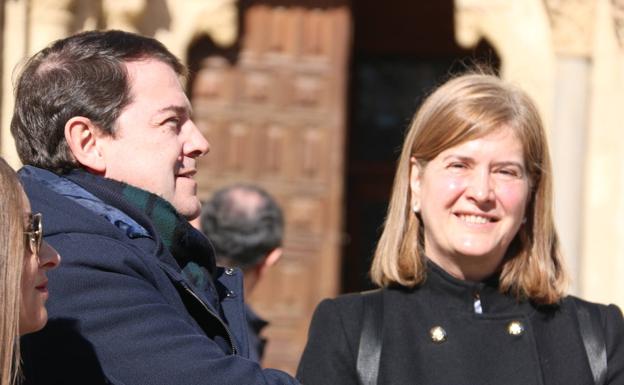 Margarita Torres, junto a Alfonso Fernández Mañueco, en un recorrido por las calles de León.