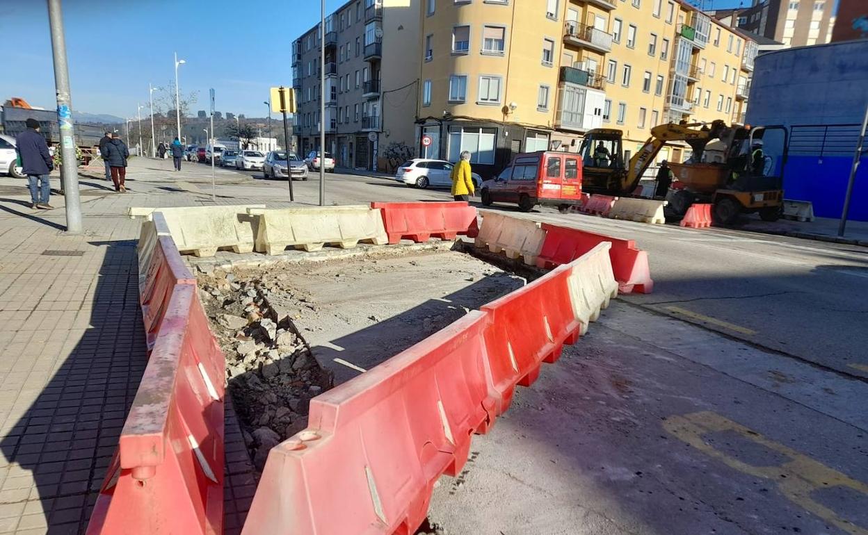 La nueva glorieta dará se está construyendo en la confluencia de la avenida del Bierzo y la calle Ángel Pestaña.