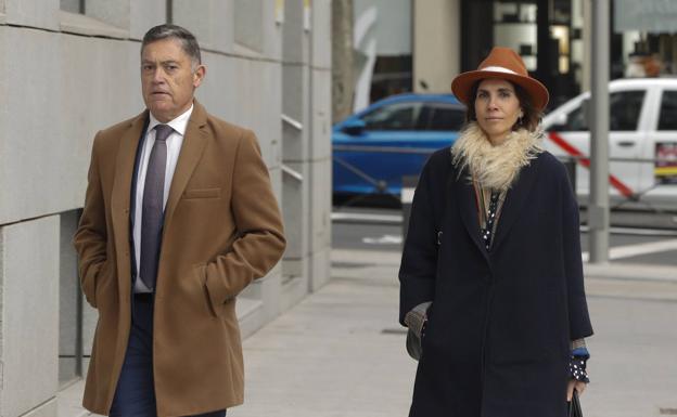 Galería. Marcos Martínez junto con su abogada antes de entrar a la Audiencia Nacional.