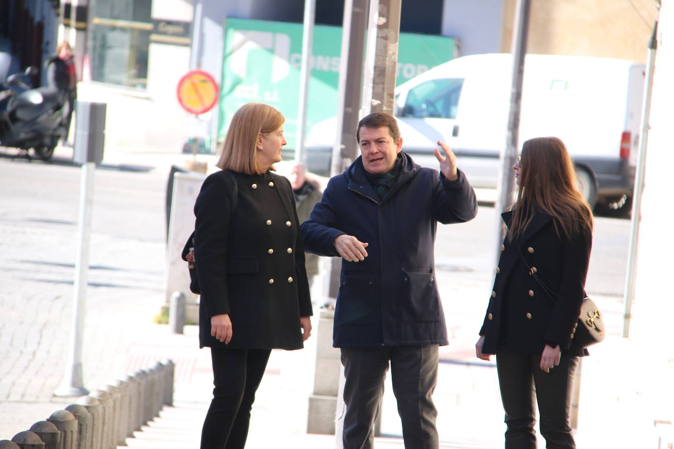 El presidente del PP de Castilla y León hace una ruta caminando por el centro de la capital leonesa en esta jornada de jueves.