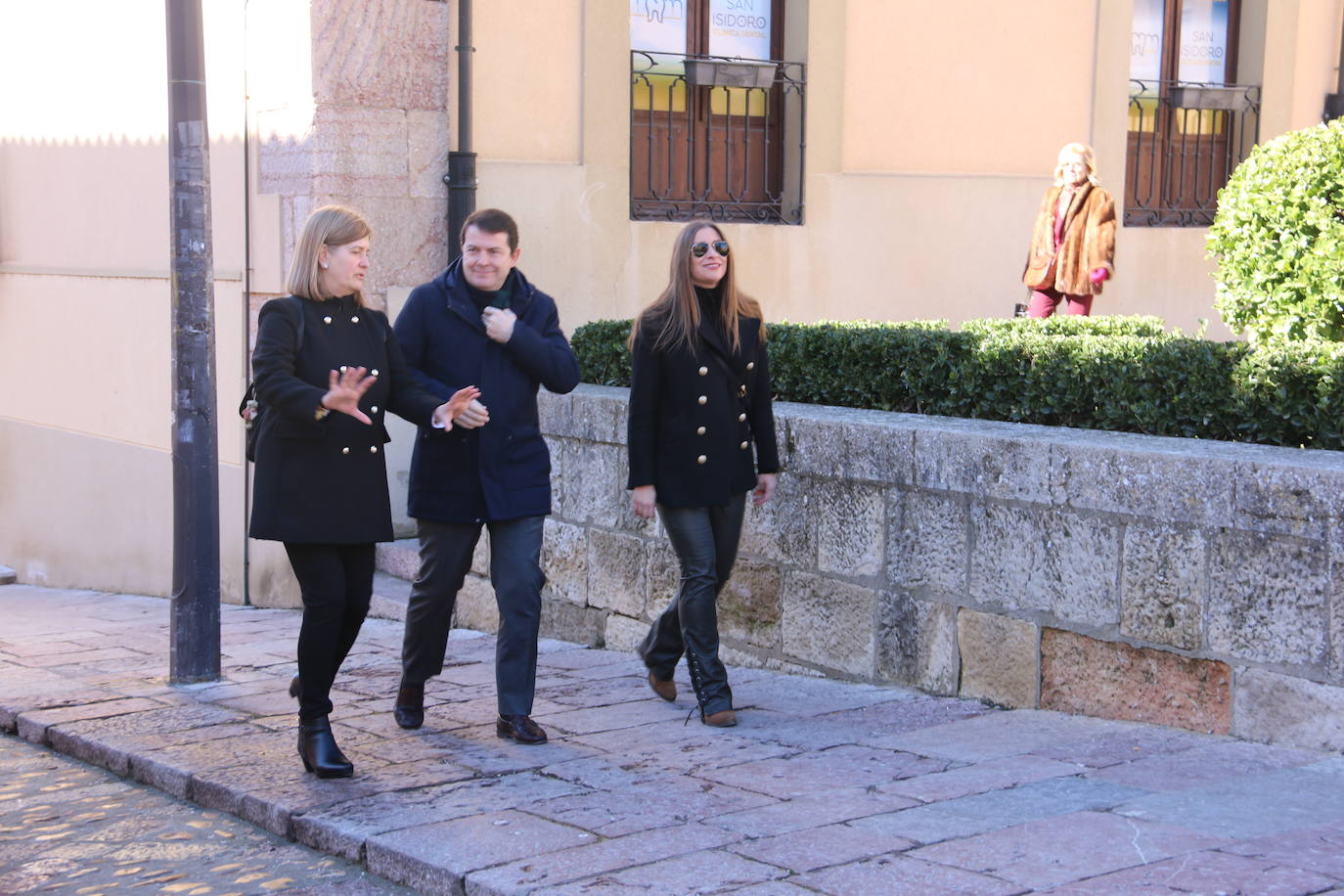 El presidente del PP de Castilla y León hace una ruta caminando por el centro de la capital leonesa en esta jornada de jueves.