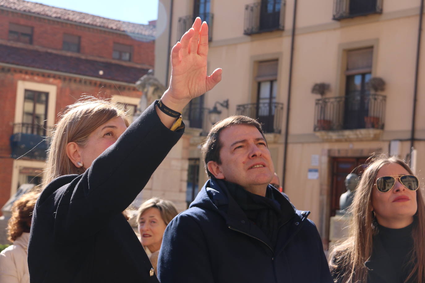 El presidente del PP de Castilla y León hace una ruta caminando por el centro de la capital leonesa en esta jornada de jueves.