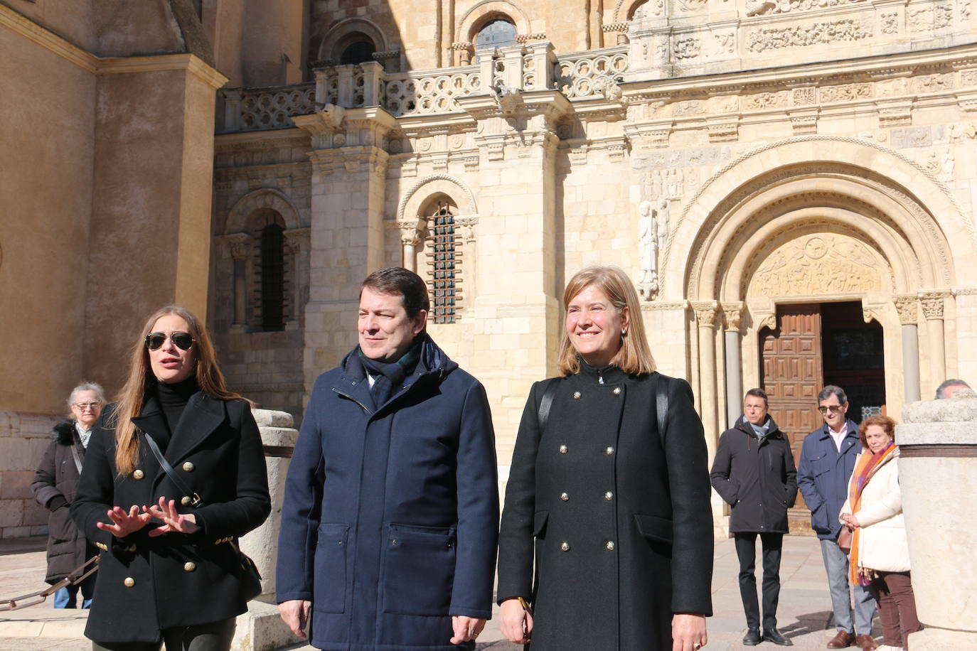 El presidente del PP de Castilla y León hace una ruta caminando por el centro de la capital leonesa en esta jornada de jueves.