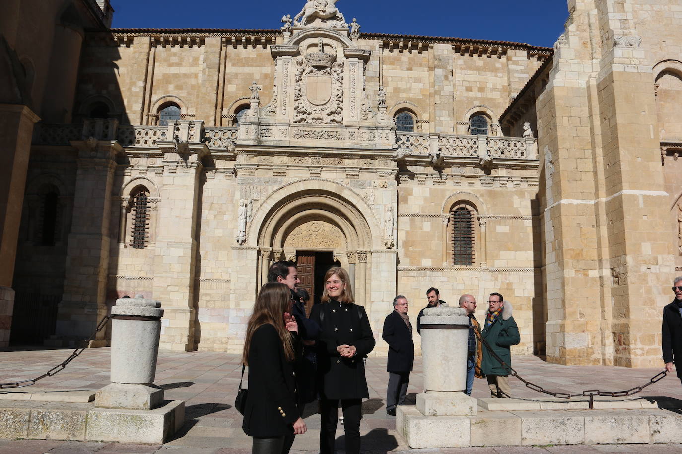 El presidente del PP de Castilla y León hace una ruta caminando por el centro de la capital leonesa en esta jornada de jueves.