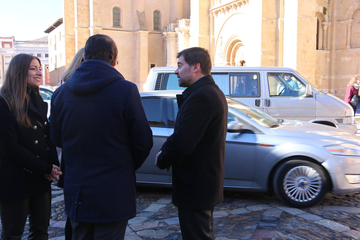 El presidente del PP de Castilla y León hace una ruta caminando por el centro de la capital leonesa en esta jornada de jueves.