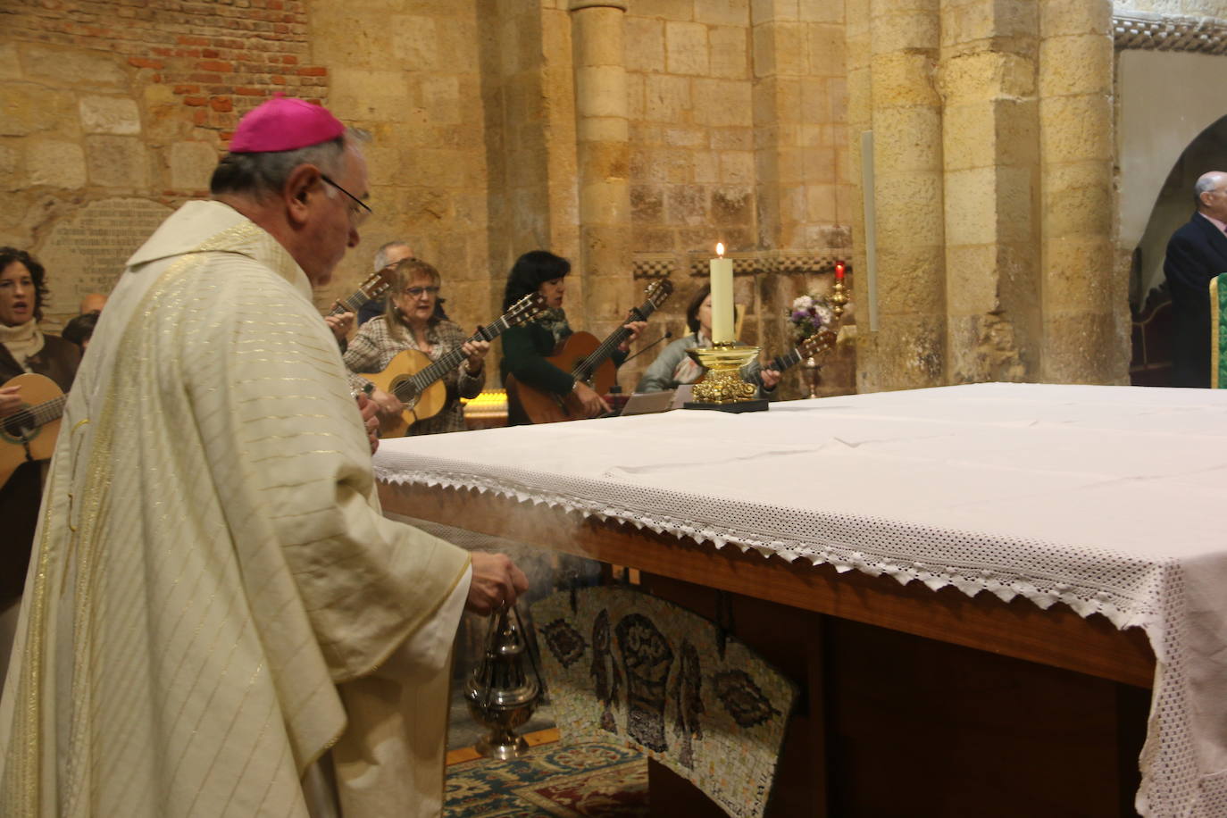 El acto se desarrolló en una repleta iglesia del Mercado, con motivo de la fiesta parroquial.