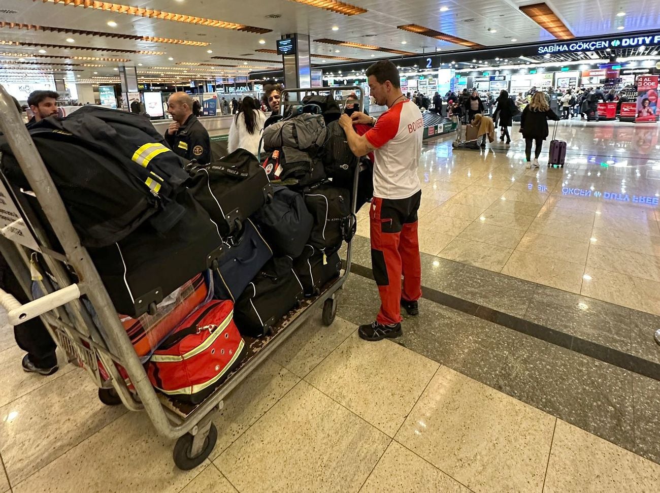 El leonés Víctor Rodríguez se desplaza a Turquía para colaborar con la ONG Acción Norte en el rescate y auxilio de la población. «Vamos a dar lo mejor de nosotros mismos hasta el martes», asegura. 