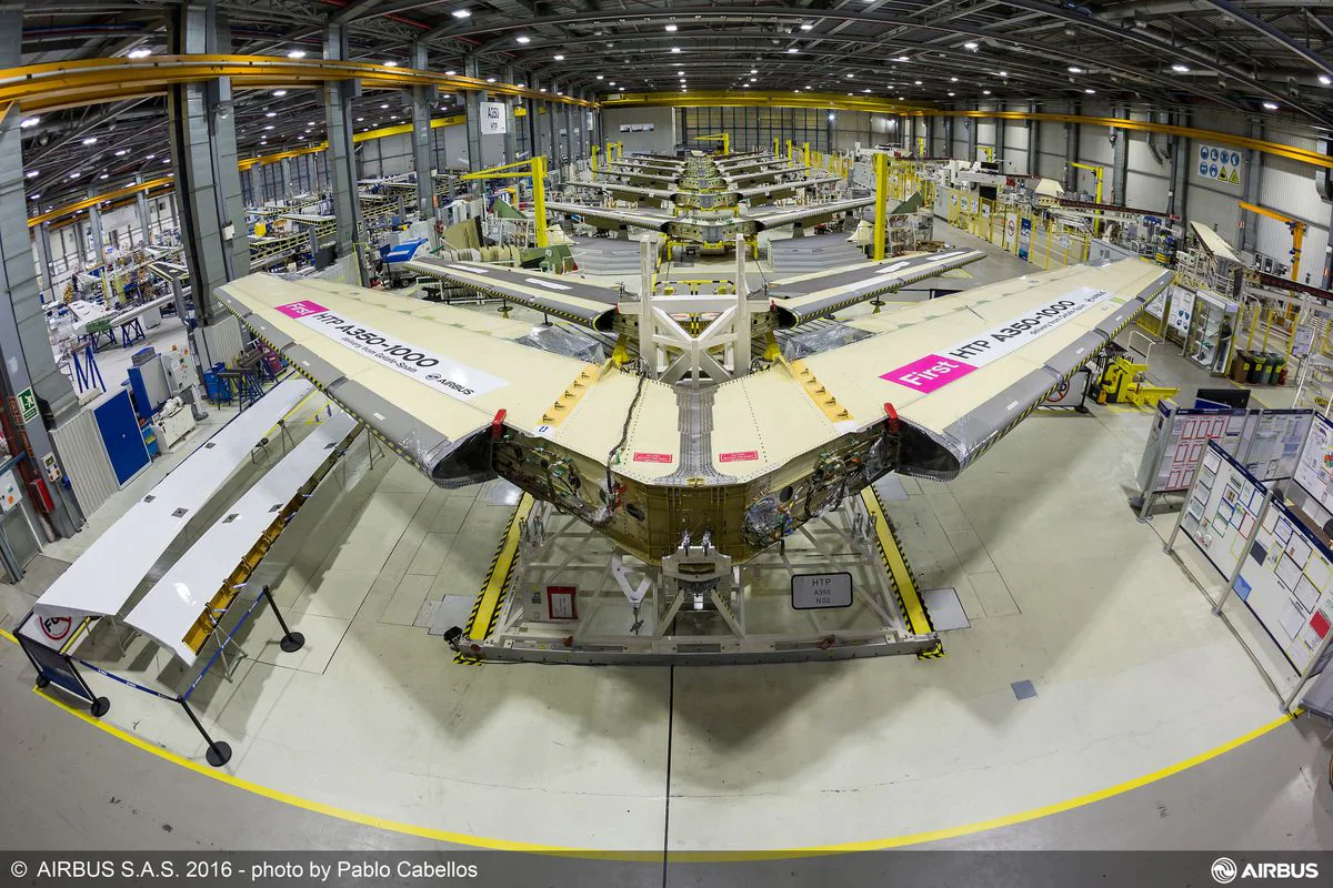 Ensamblaje del ala del A350 en la factoría de Getafe.