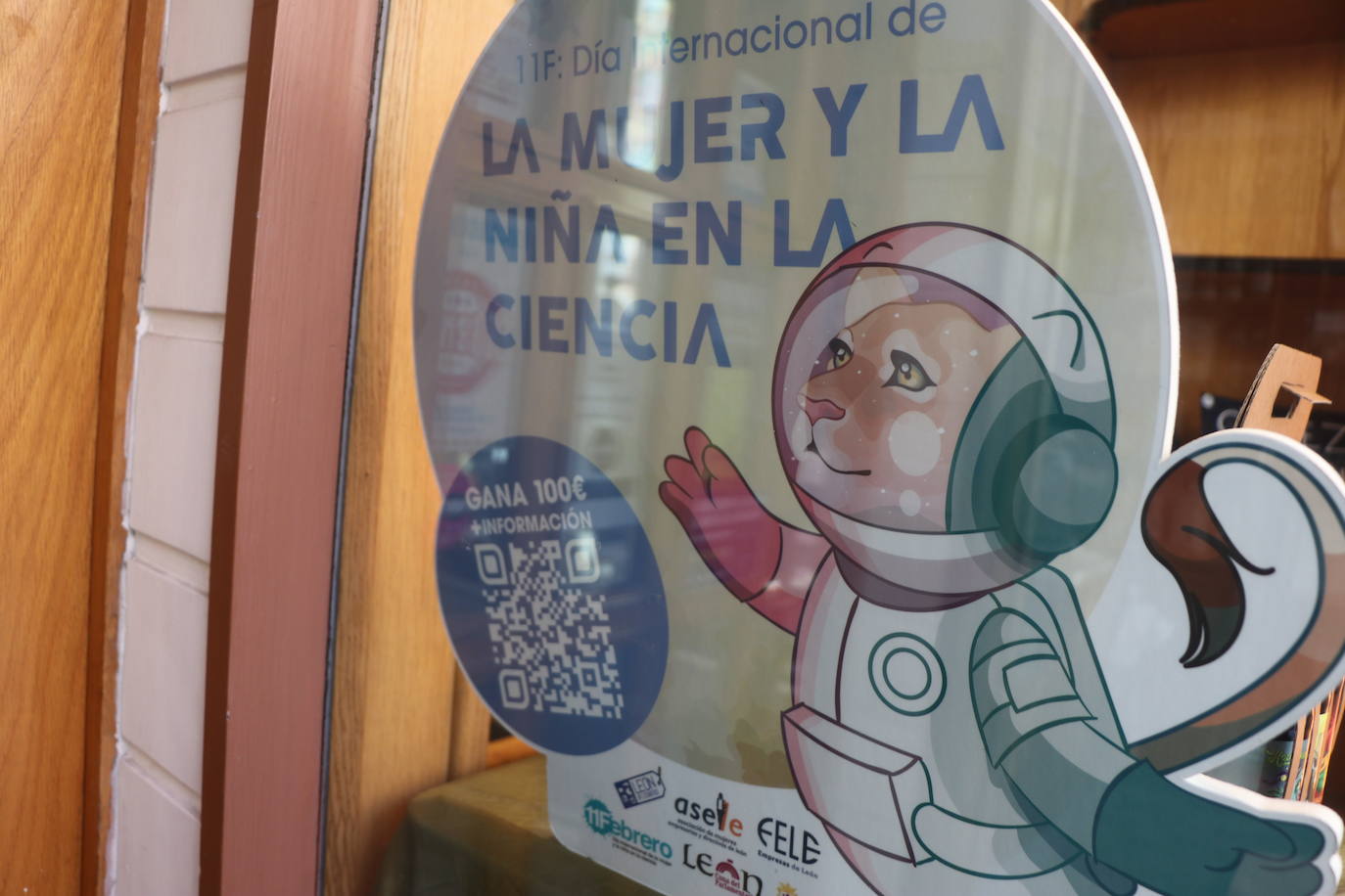 Los carteles de científicas leonesas en los comercios de la capital.