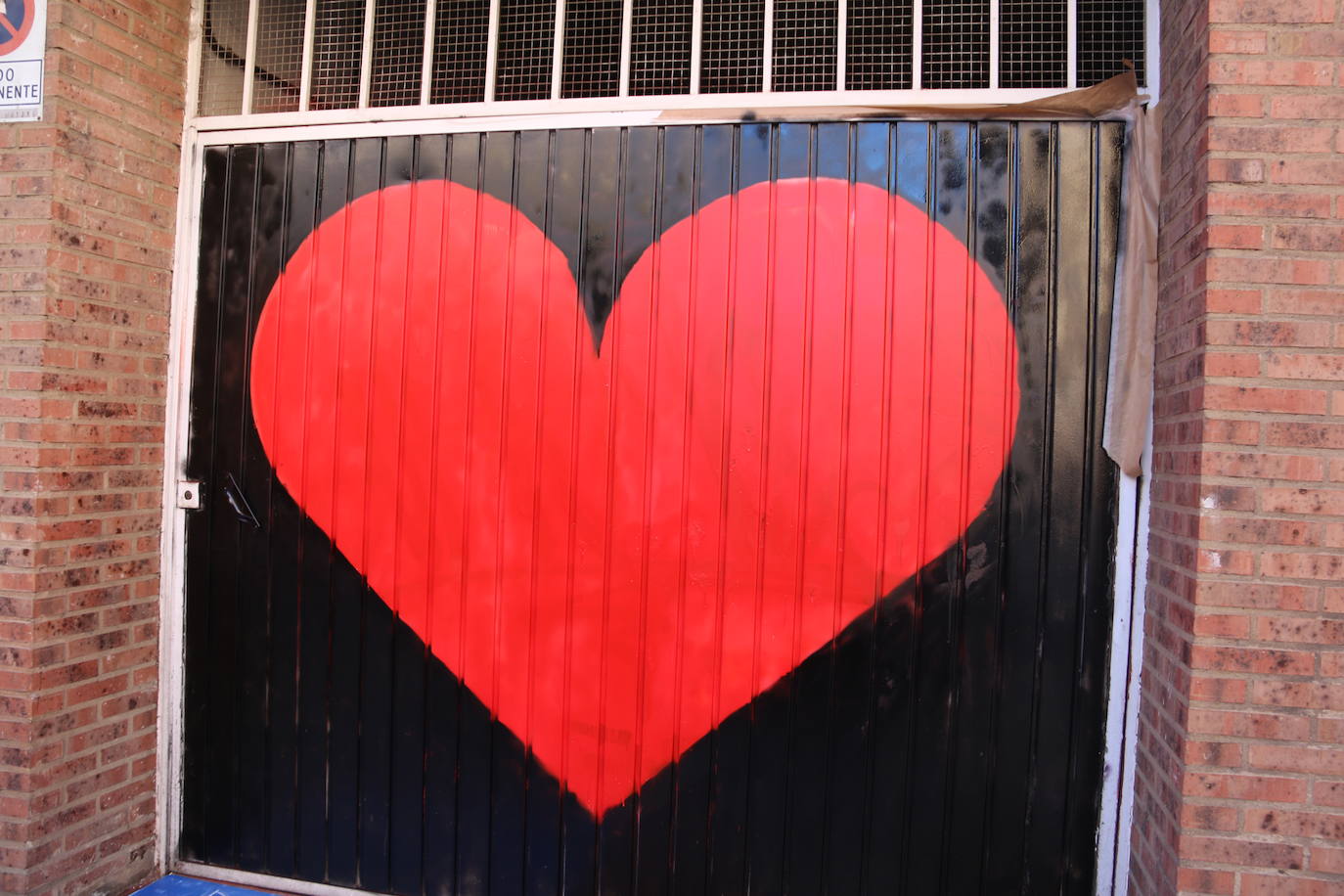 Los alumnos de Maristas dan un último repaso al corazón gigante.