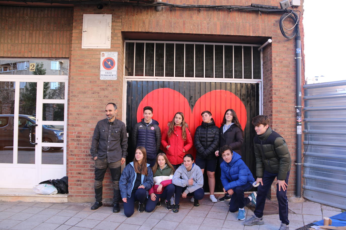 Los alumnos de Maristas dan un último repaso al corazón gigante.