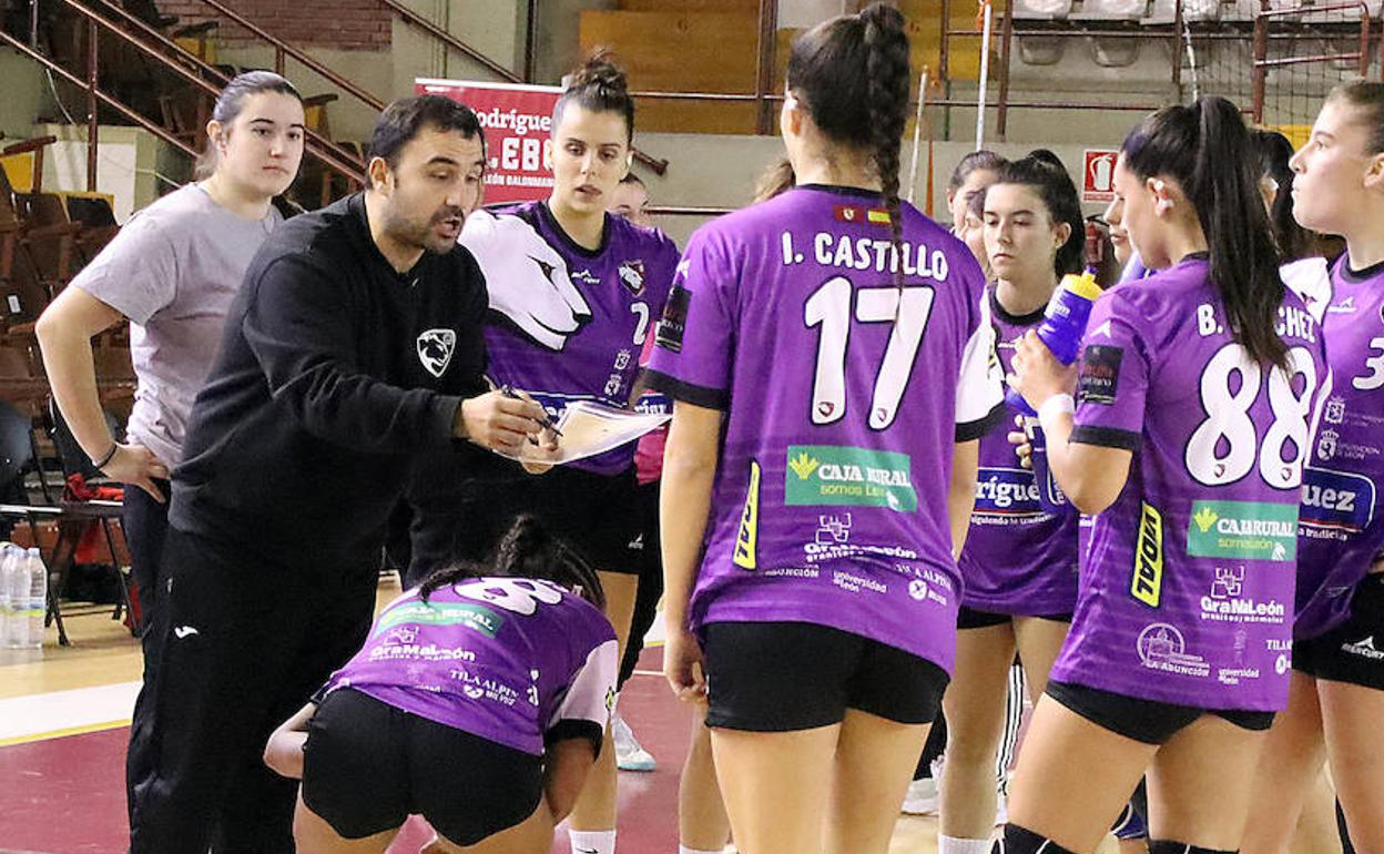 El conjunto leonés buscará la tercera victoria de la temporada. En la imagen, el técnico Leo Álvarez da instrucciones a sus jugadoras.