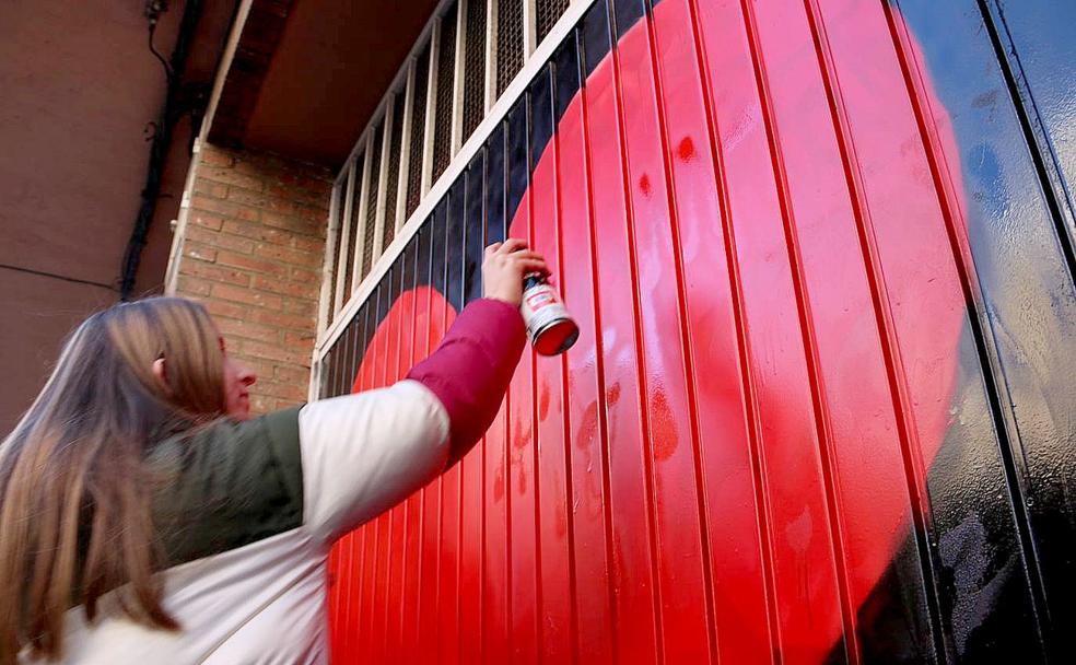 Los alumnos de Maristas repasan los últimos detalles de su corazón gigante.