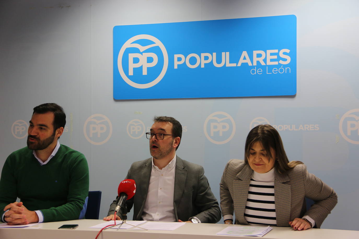 Rueda de prensa de los procuradores del PP de León.
