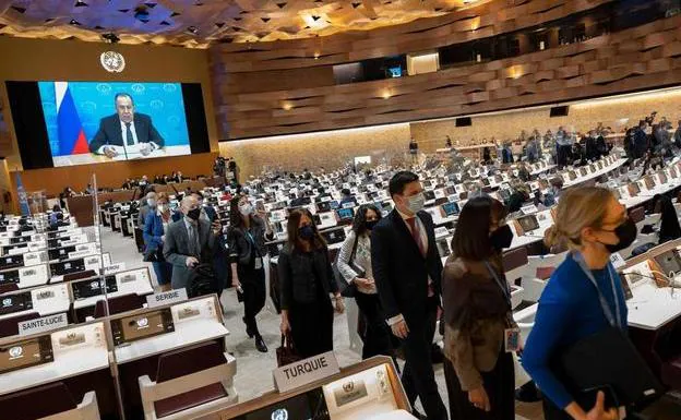 Miembros de la Asamblea General de la ONU abandonan sus puestos durante un aintervención del ministro ruso Lavrov