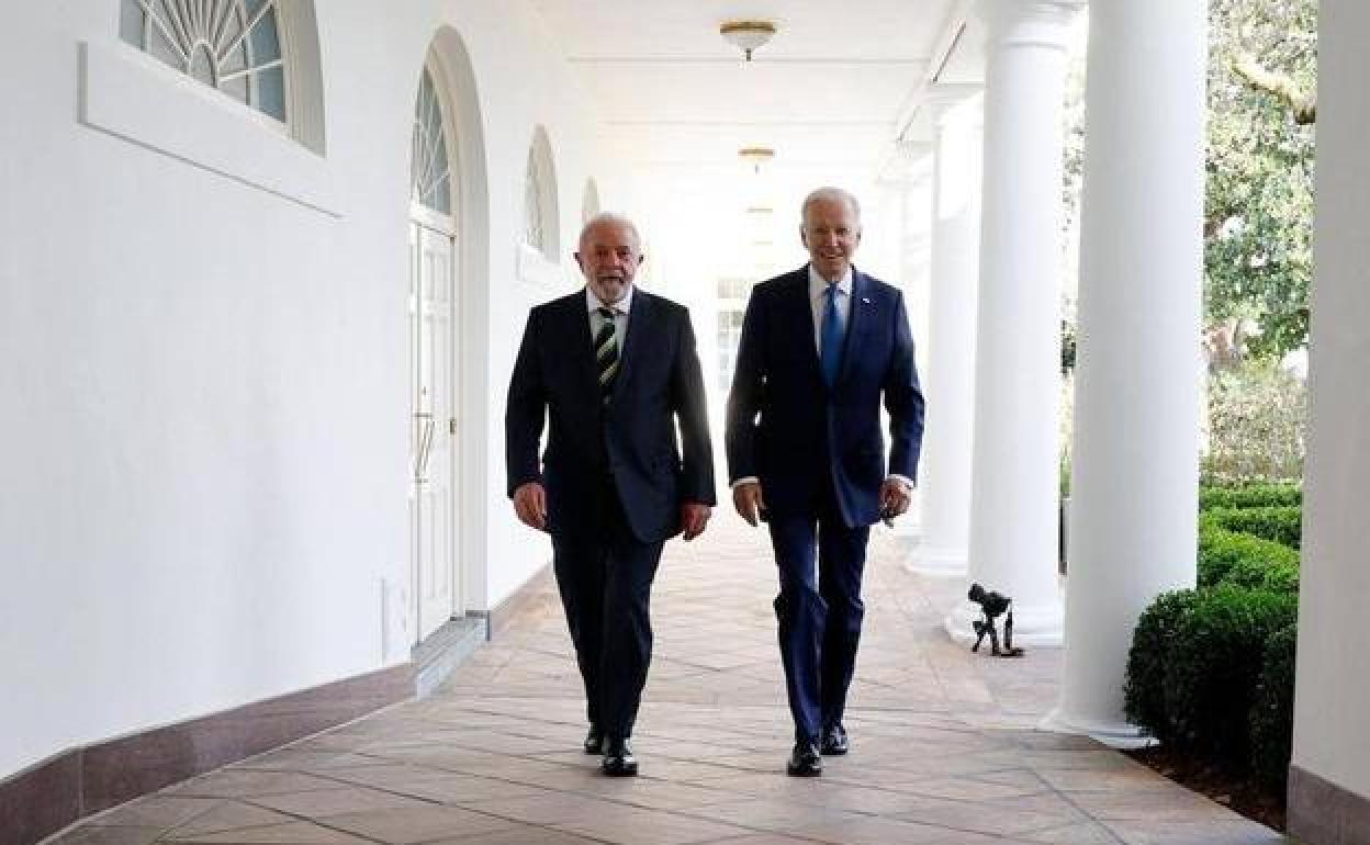 Lula y Biden pasean por el exterior de la Casa Blanca, donde se reunieron este viernes.