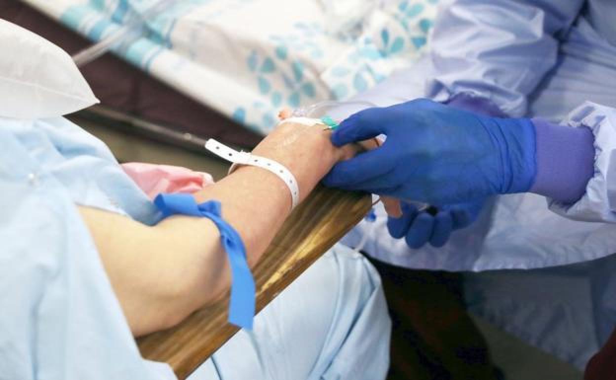 Imagen de archivo de un médico atendiendo a un paciente en consulta. 