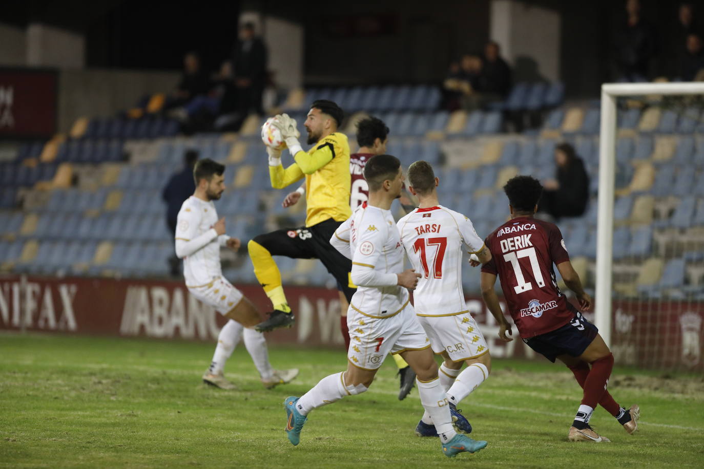 Imagen. Salvi ataja un balón en el encuentro. 