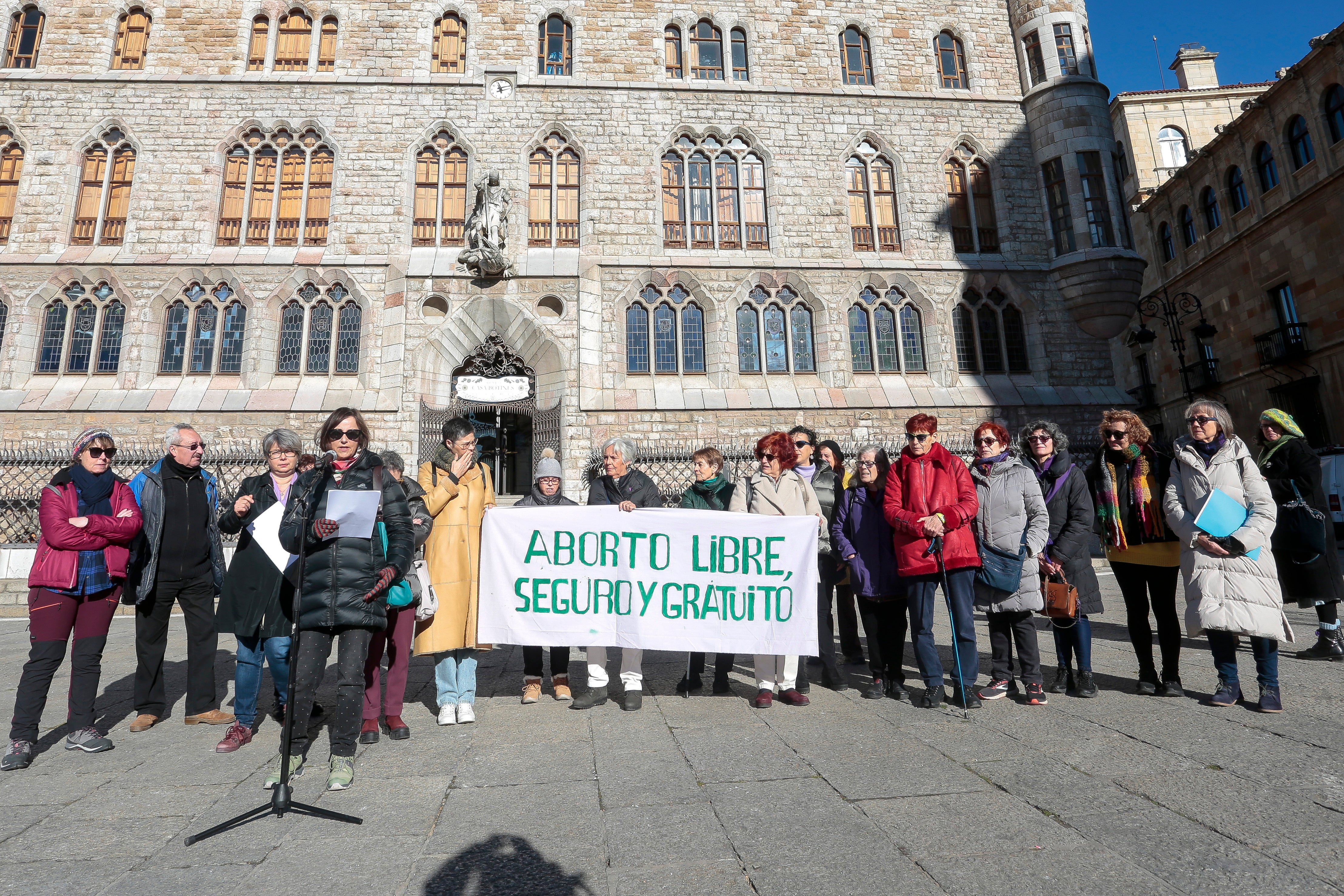 Concentración del Movimiento Feminista de León para denunciar las políticas «misóginas» de la Junta de Castilla y León