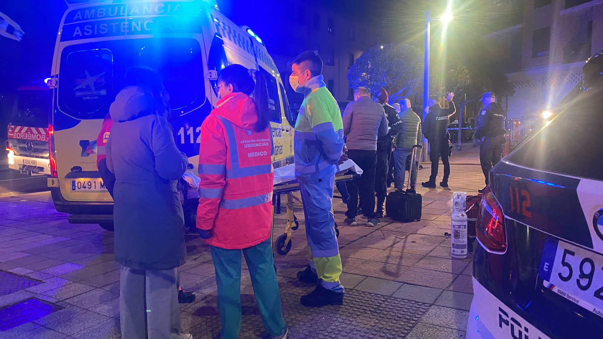 Efectivos de Bomberos, Policía Local y Policía Nacional actúan tras una explosión de gas en un inmueble de León. 