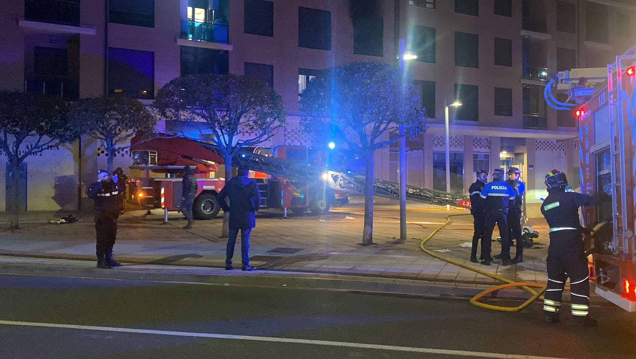 Efectivos de Bomberos, Policía Local y Policía Nacional actúan tras una explosión de gas en un inmueble de León. 