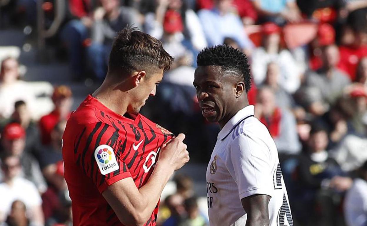 Antonio Raíllo muestra el escudo del Mallorca a Vinicius en Son Moix. 