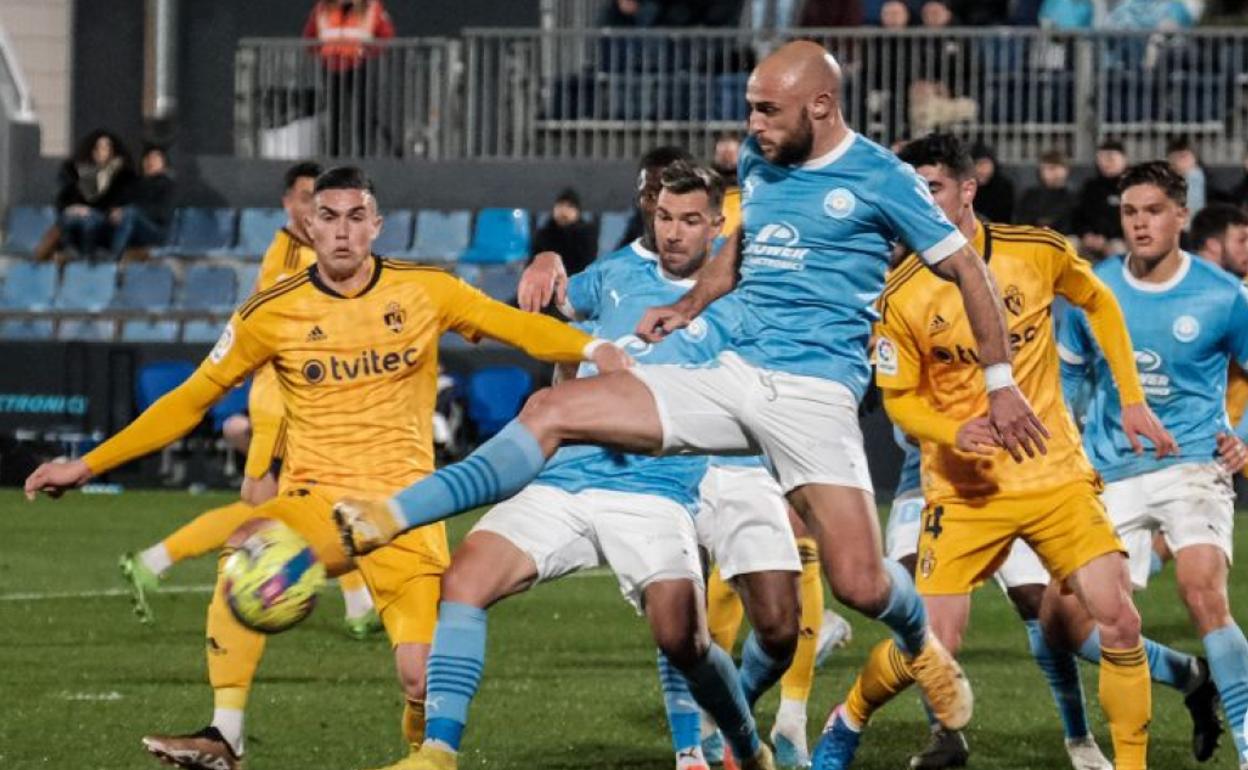 Un instante del partido disputado entre la Ponferradina y el Ibiza.