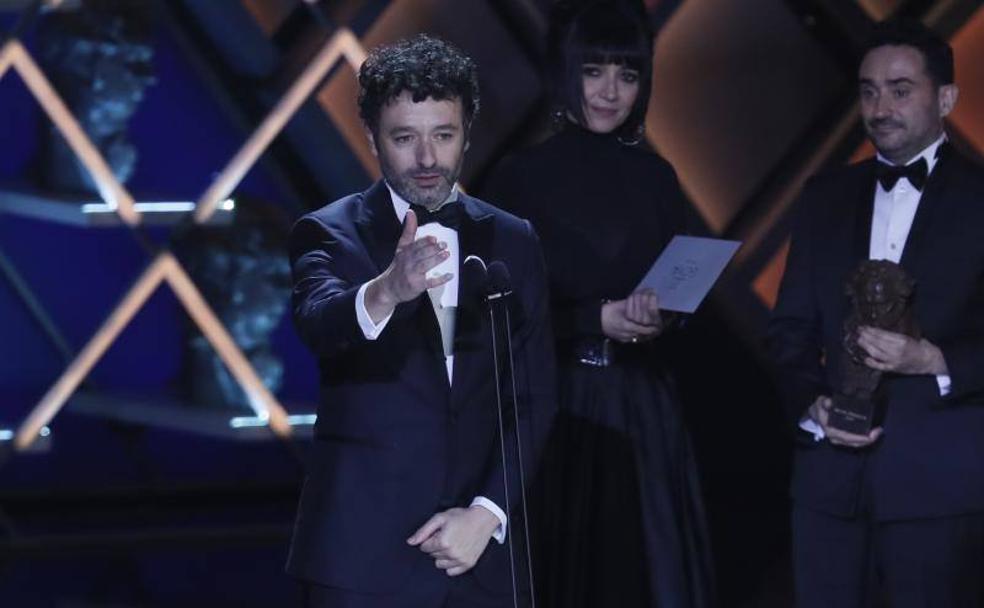 El realizador Rodrigo Sorogoyen tras recibir el premio a «mejor dirección» por su película «As Bestas» durante la gala de la XXXVII edición de los Premios Goya que se celebra este sábado en el Palacio de Congresos y Exposiciones FIBES de Sevilla