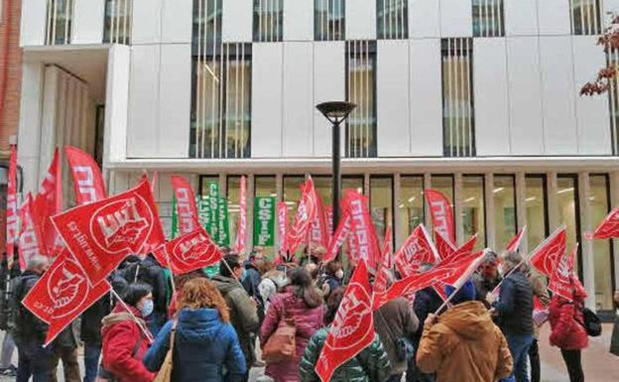 Concentración frente a la sede de la Inspección de Trabajo y Seguridad Social.